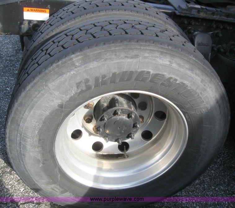 image for item 3075 2005 Freightliner Columbia 120 semi truck