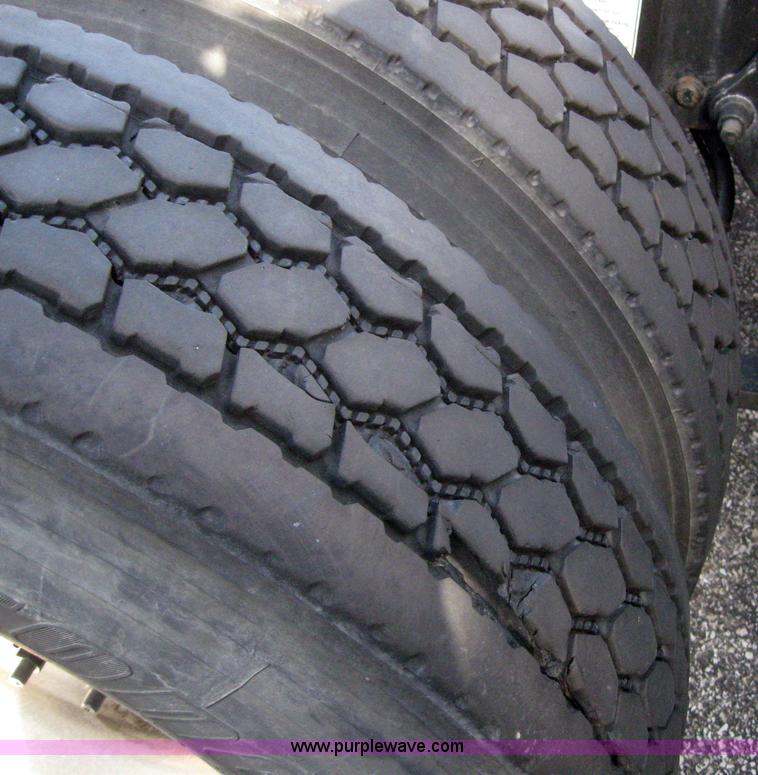 image for item 3075 2005 Freightliner Columbia 120 semi truck