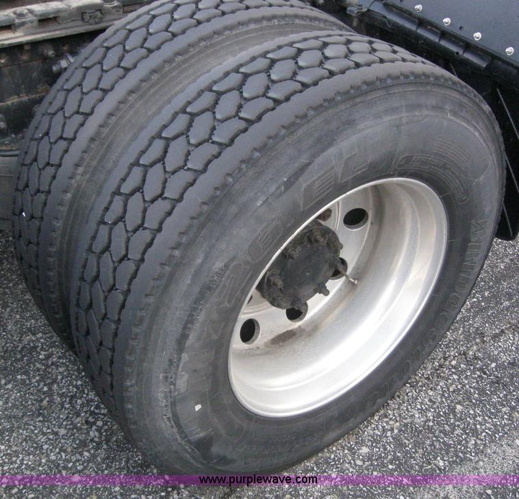 image for item 3075 2005 Freightliner Columbia 120 semi truck