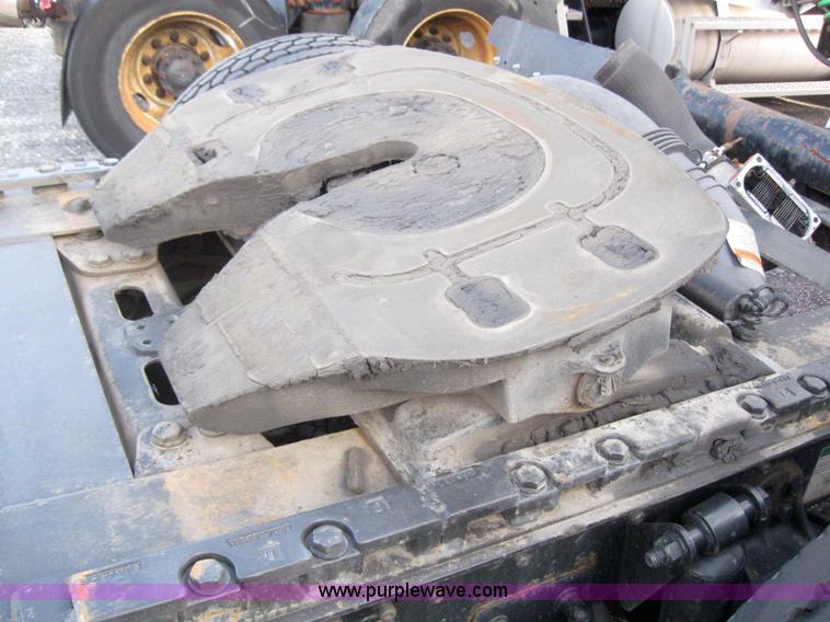 image for item 3075 2005 Freightliner Columbia 120 semi truck