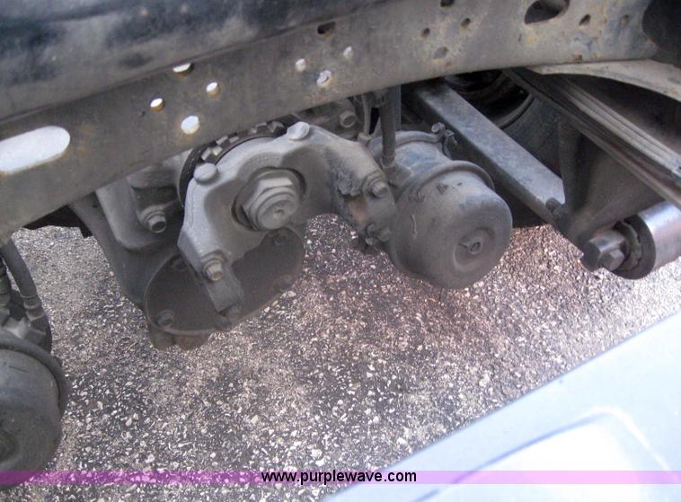 image for item 3075 2005 Freightliner Columbia 120 semi truck