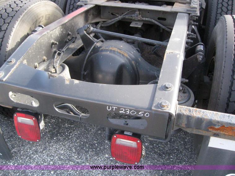 image for item 3075 2005 Freightliner Columbia 120 semi truck