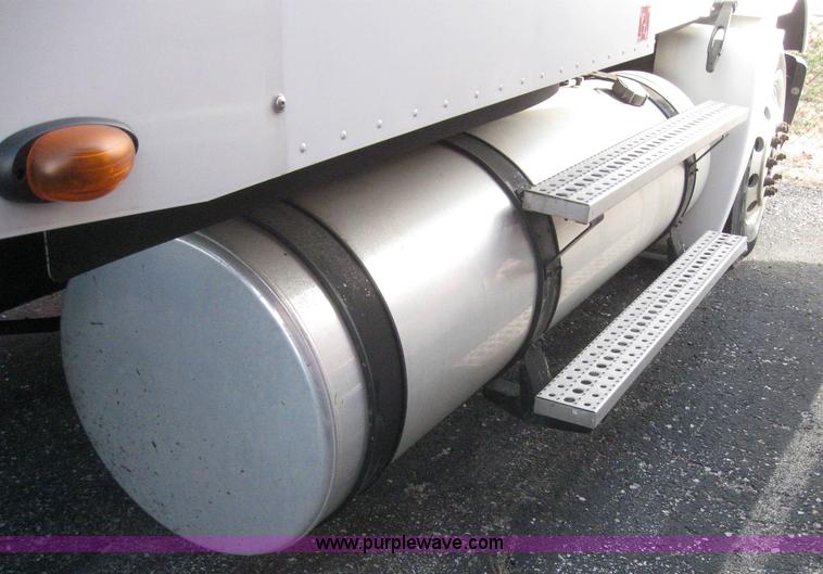 image for item 3075 2005 Freightliner Columbia 120 semi truck