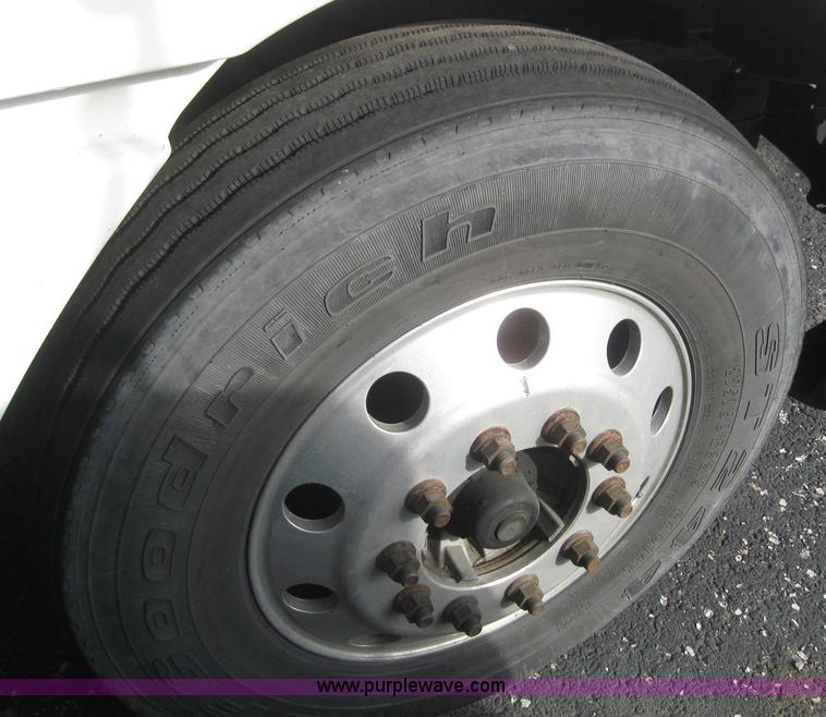 image for item 3075 2005 Freightliner Columbia 120 semi truck