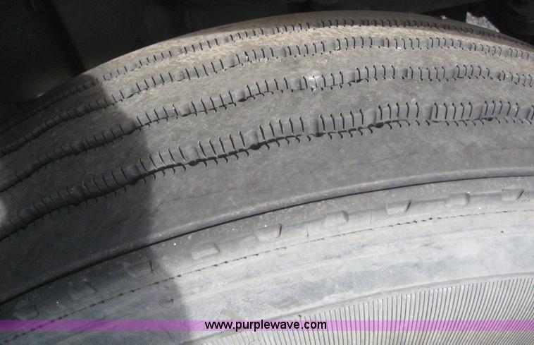 image for item 3075 2005 Freightliner Columbia 120 semi truck