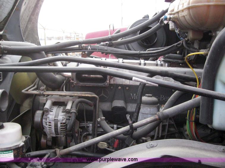 image for item 3075 2005 Freightliner Columbia 120 semi truck