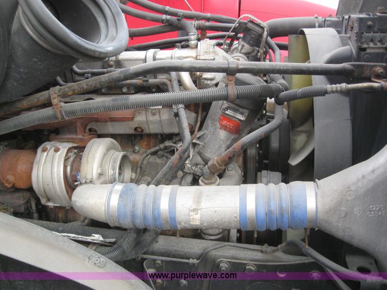 image for item 3075 2005 Freightliner Columbia 120 semi truck