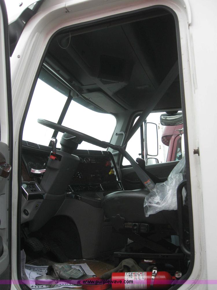 image for item 3075 2005 Freightliner Columbia 120 semi truck