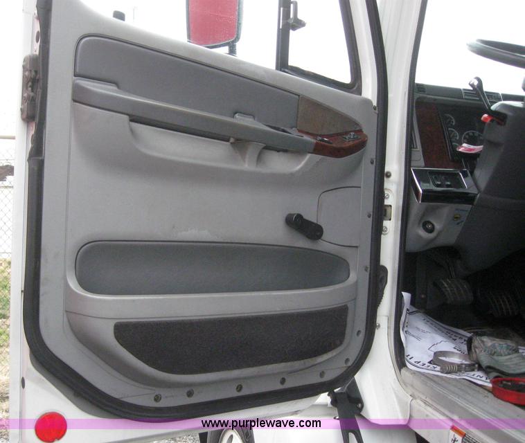 image for item 3075 2005 Freightliner Columbia 120 semi truck