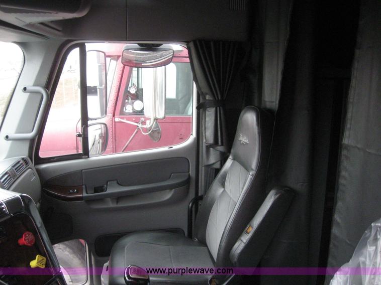 image for item 3075 2005 Freightliner Columbia 120 semi truck