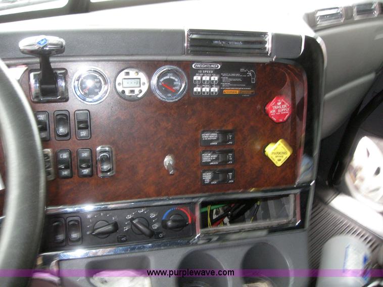 image for item 3075 2005 Freightliner Columbia 120 semi truck