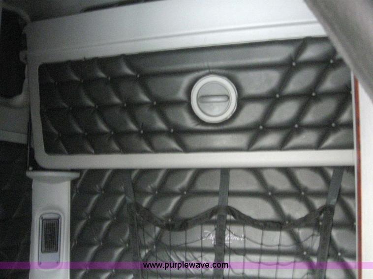 image for item 3075 2005 Freightliner Columbia 120 semi truck