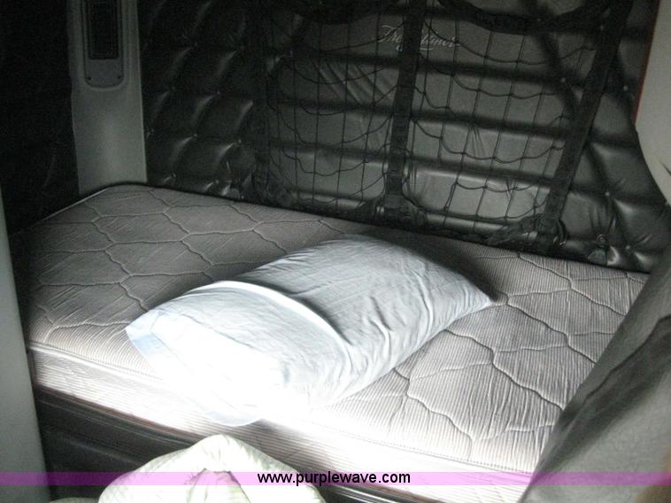 image for item 3075 2005 Freightliner Columbia 120 semi truck