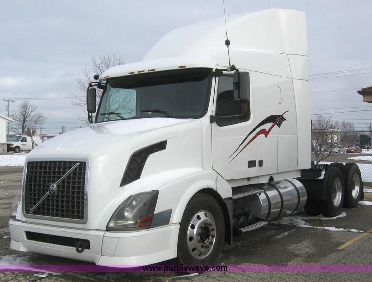 image for item 3077 2005 Volvo VNL 670 semi truck