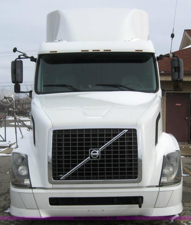 image for item 3077 2005 Volvo VNL 670 semi truck