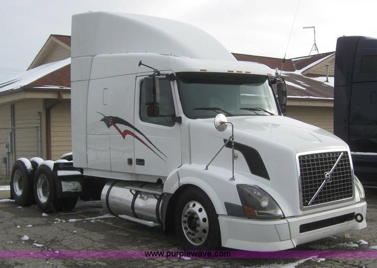 image for item 3077 2005 Volvo VNL 670 semi truck