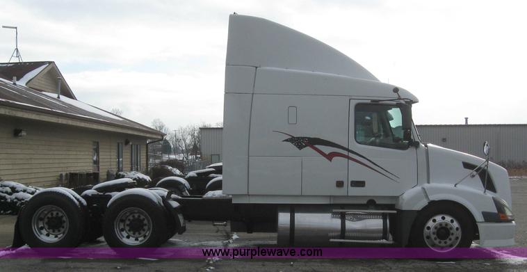 image for item 3077 2005 Volvo VNL 670 semi truck