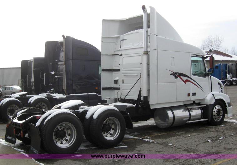 image for item 3077 2005 Volvo VNL 670 semi truck
