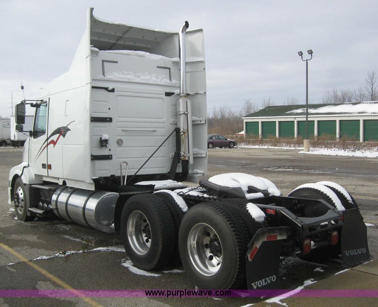 image for item 3077 2005 Volvo VNL 670 semi truck