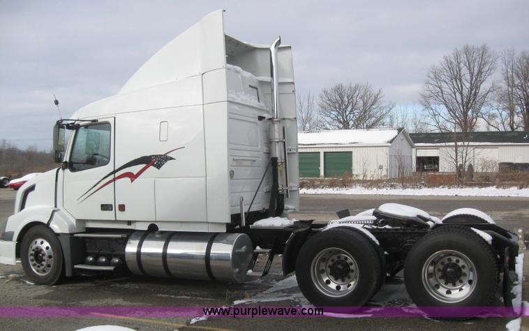 image for item 3077 2005 Volvo VNL 670 semi truck