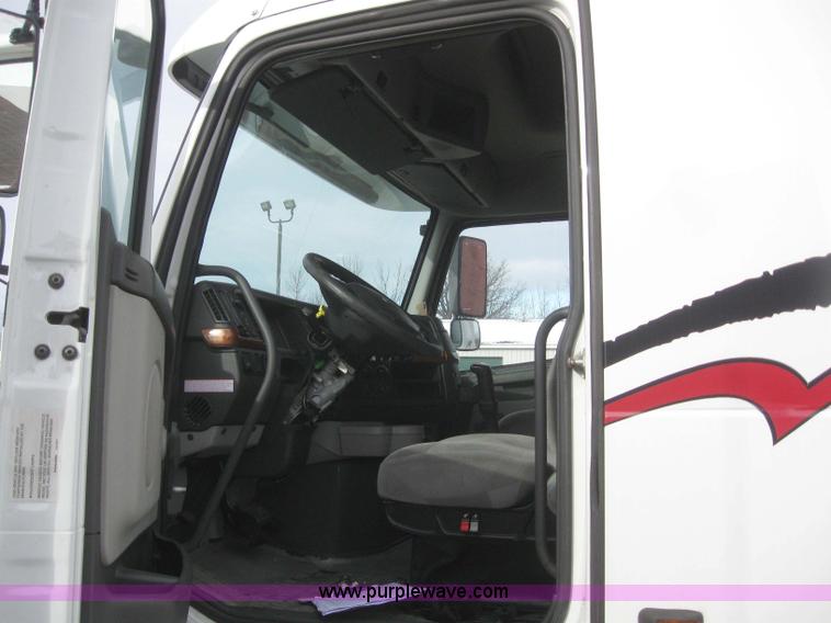 image for item 3077 2005 Volvo VNL 670 semi truck