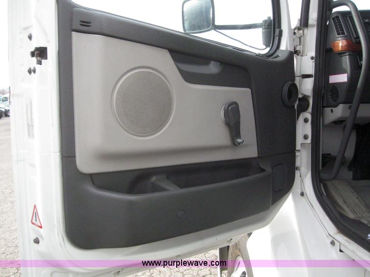 image for item 3077 2005 Volvo VNL 670 semi truck