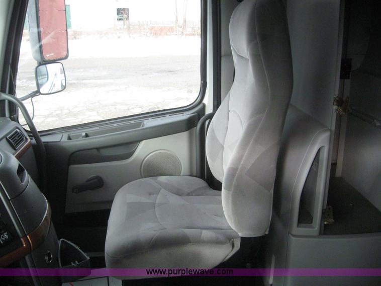 image for item 3077 2005 Volvo VNL 670 semi truck