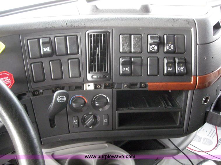 image for item 3077 2005 Volvo VNL 670 semi truck