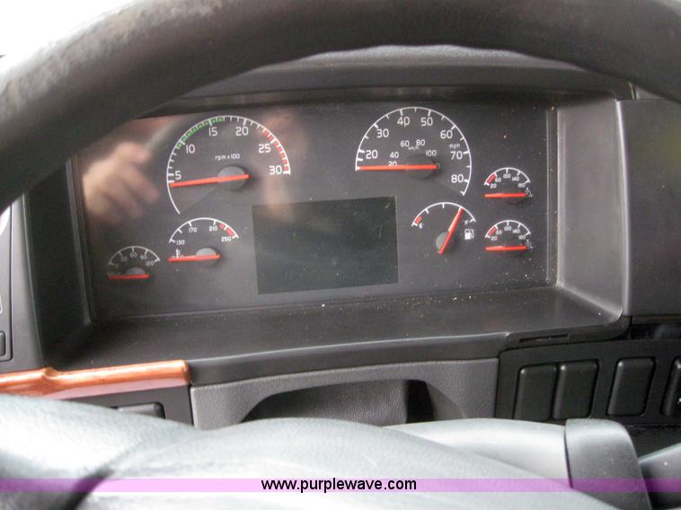 image for item 3077 2005 Volvo VNL 670 semi truck