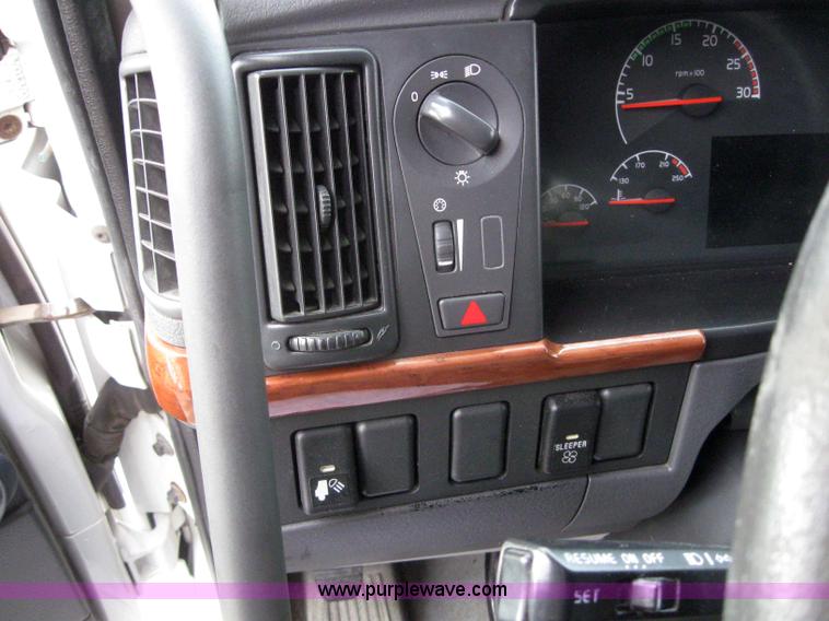 image for item 3077 2005 Volvo VNL 670 semi truck