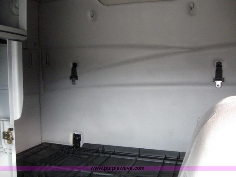 image for item 3077 2005 Volvo VNL 670 semi truck