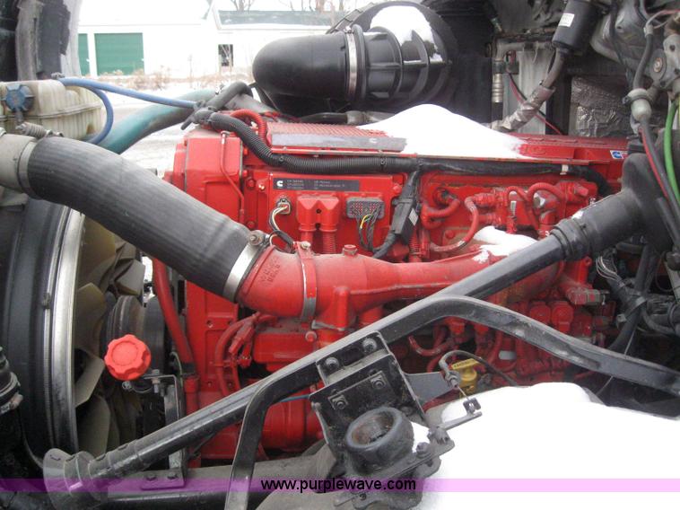 image for item 3077 2005 Volvo VNL 670 semi truck