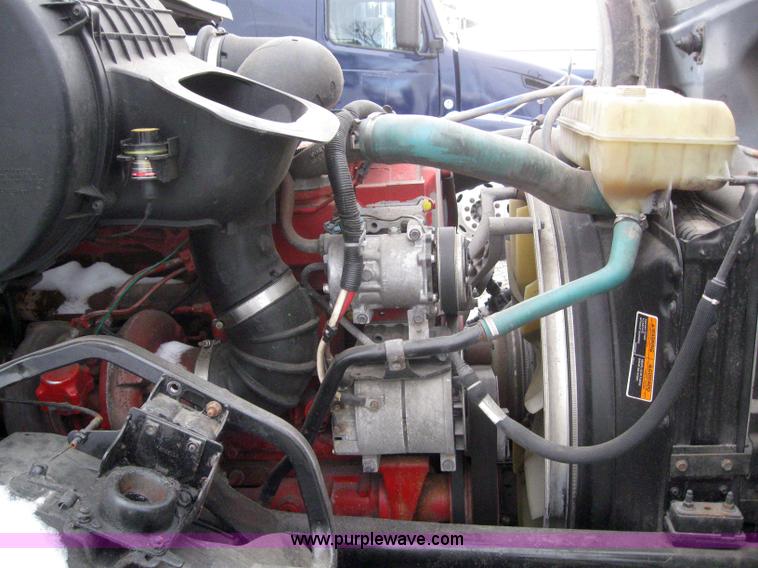 image for item 3077 2005 Volvo VNL 670 semi truck