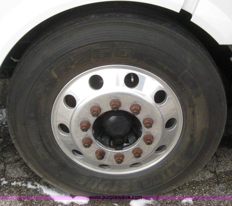 image for item 3077 2005 Volvo VNL 670 semi truck