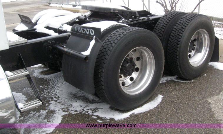 image for item 3077 2005 Volvo VNL 670 semi truck