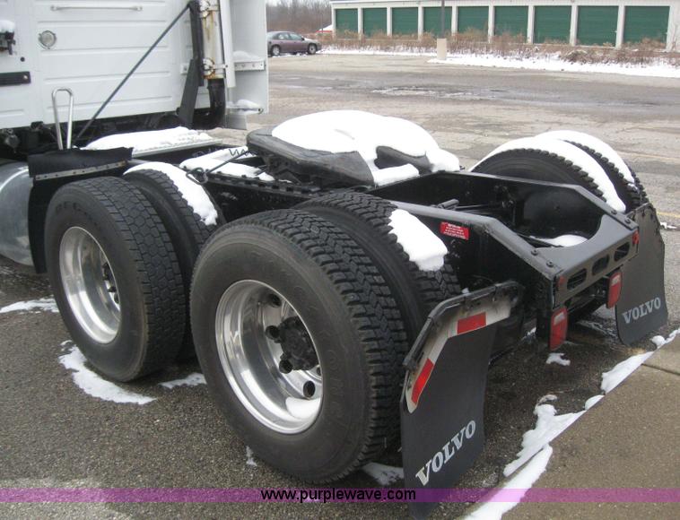 image for item 3077 2005 Volvo VNL 670 semi truck