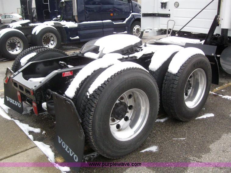 image for item 3077 2005 Volvo VNL 670 semi truck