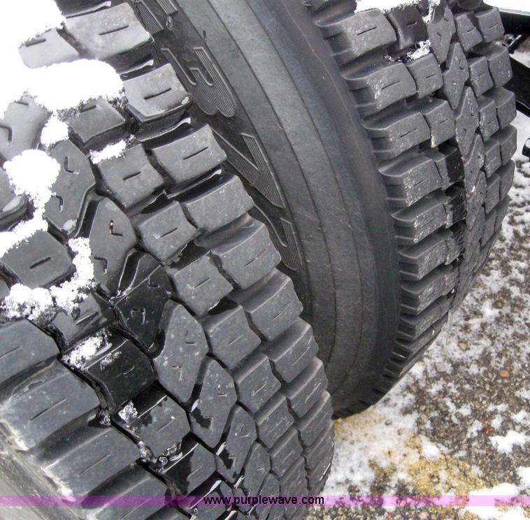 image for item 3077 2005 Volvo VNL 670 semi truck