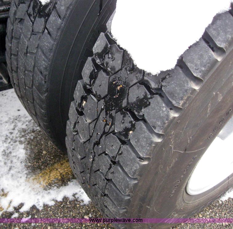 image for item 3077 2005 Volvo VNL 670 semi truck