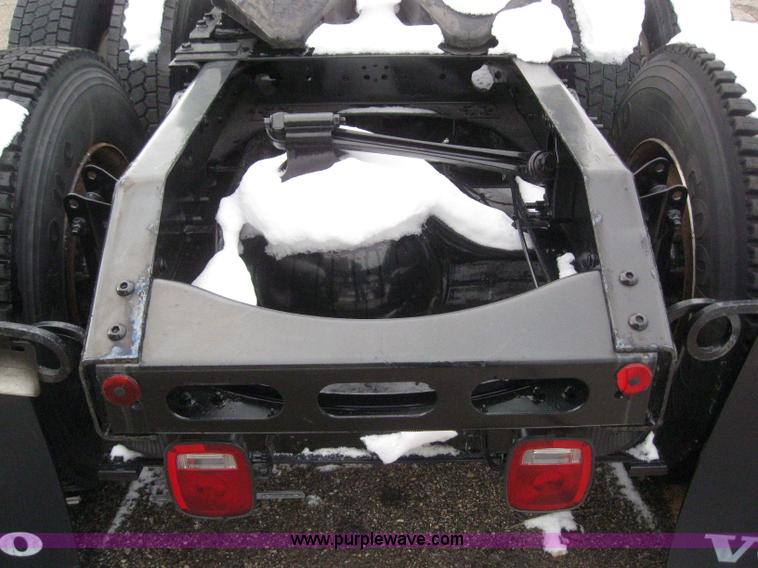 image for item 3077 2005 Volvo VNL 670 semi truck