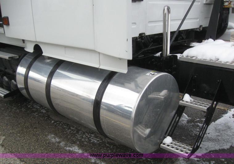 image for item 3077 2005 Volvo VNL 670 semi truck