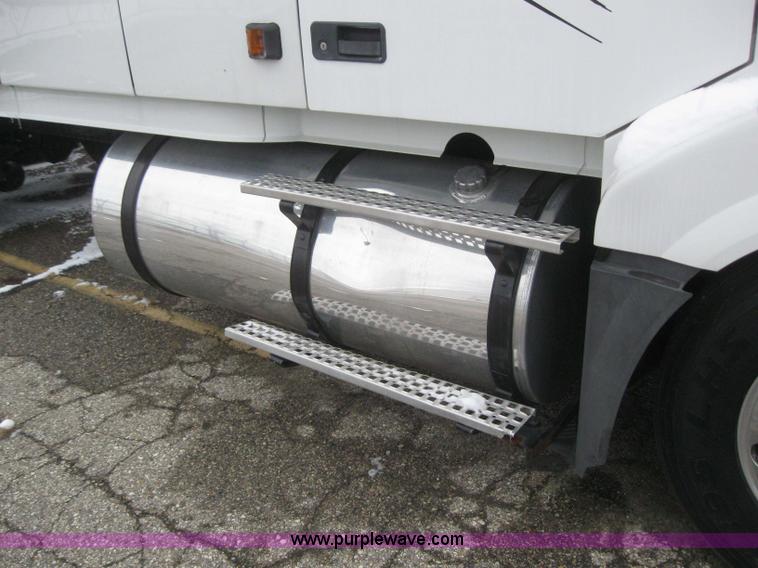 image for item 3077 2005 Volvo VNL 670 semi truck