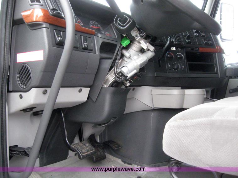 image for item 3077 2005 Volvo VNL 670 semi truck