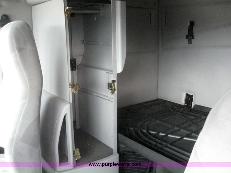 image for item 3077 2005 Volvo VNL 670 semi truck