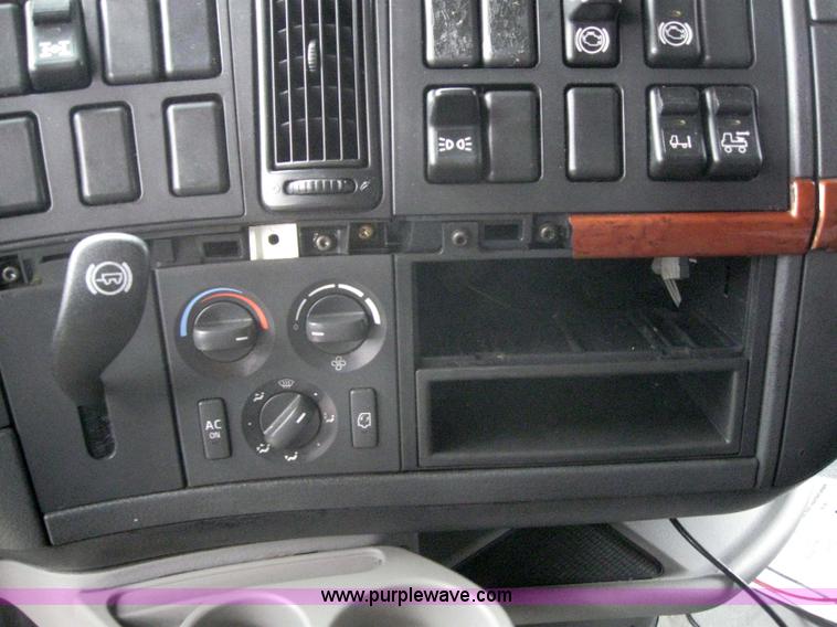 image for item 3077 2005 Volvo VNL 670 semi truck