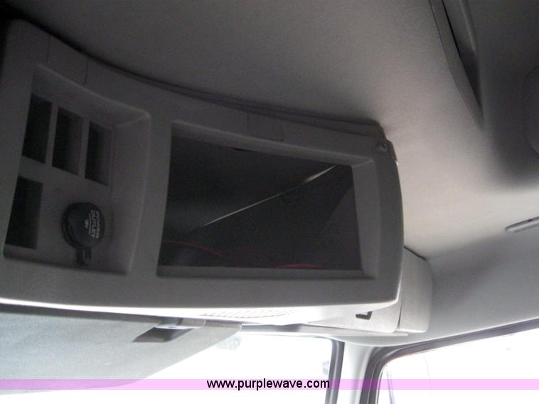 image for item 3077 2005 Volvo VNL 670 semi truck