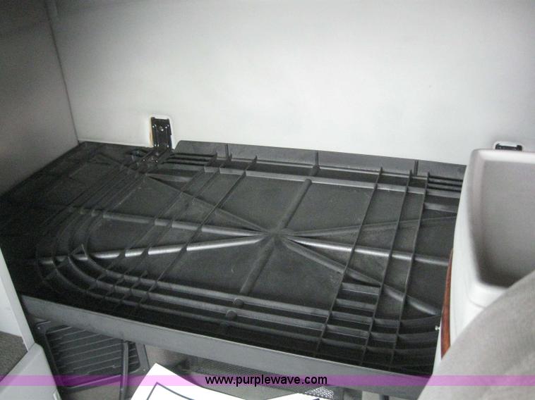 image for item 3077 2005 Volvo VNL 670 semi truck