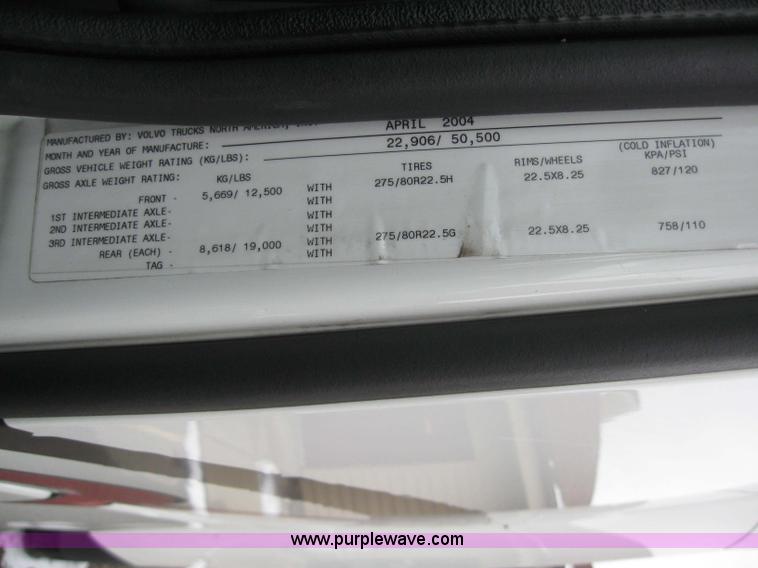 image for item 3077 2005 Volvo VNL 670 semi truck