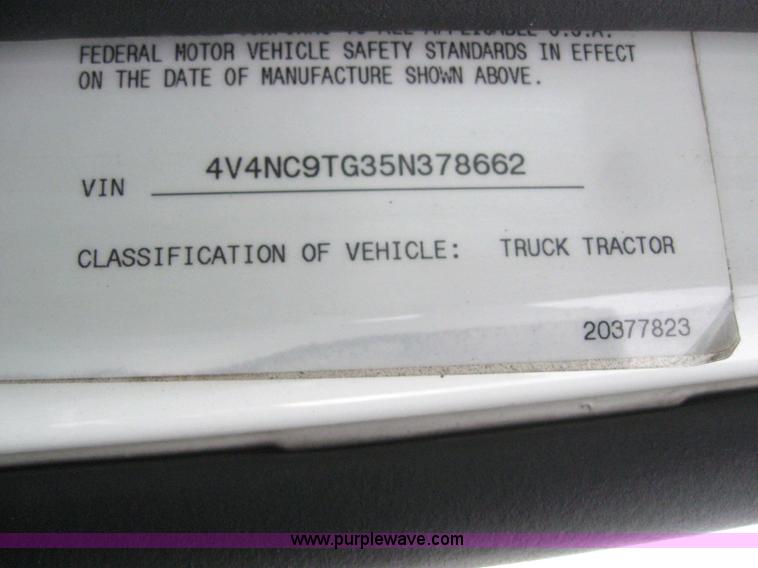 image for item 3077 2005 Volvo VNL 670 semi truck