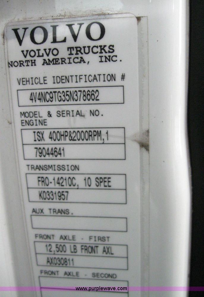 image for item 3077 2005 Volvo VNL 670 semi truck